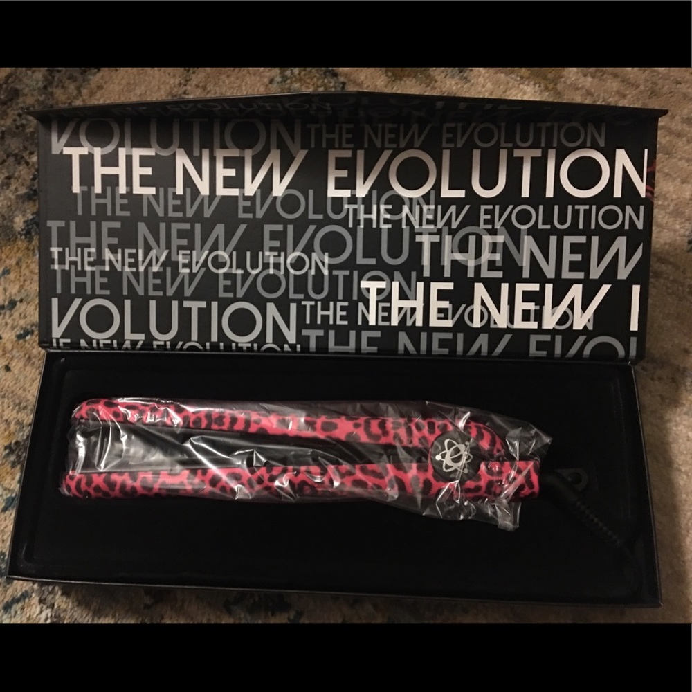 Brand NEW in box! Evalectric Classic Styler 1.25”